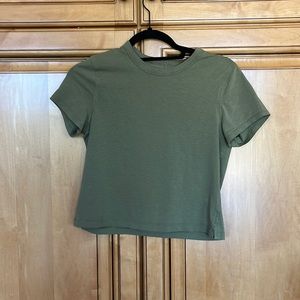 Hi!! I’m selling a lululemon shirt size 0, and a dark green color!!